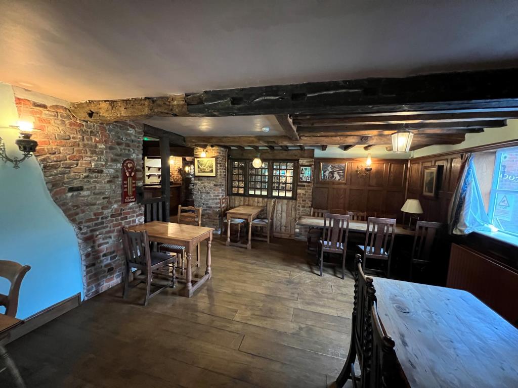 Lot: 105 - FREEHOLD PUB ON HALF AN ACRE PLOT -